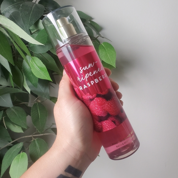 💕NEW💕 Bath and Body Works SUN-RIPPENED RASPBERRY 8oz Mist * - Picture 1 of 5